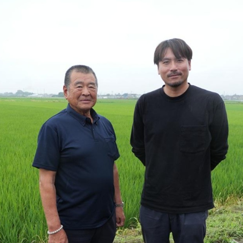 (有)神扇農業機械化センター代表の船川由孝さん（左）と専務の船川智弘さん（右）